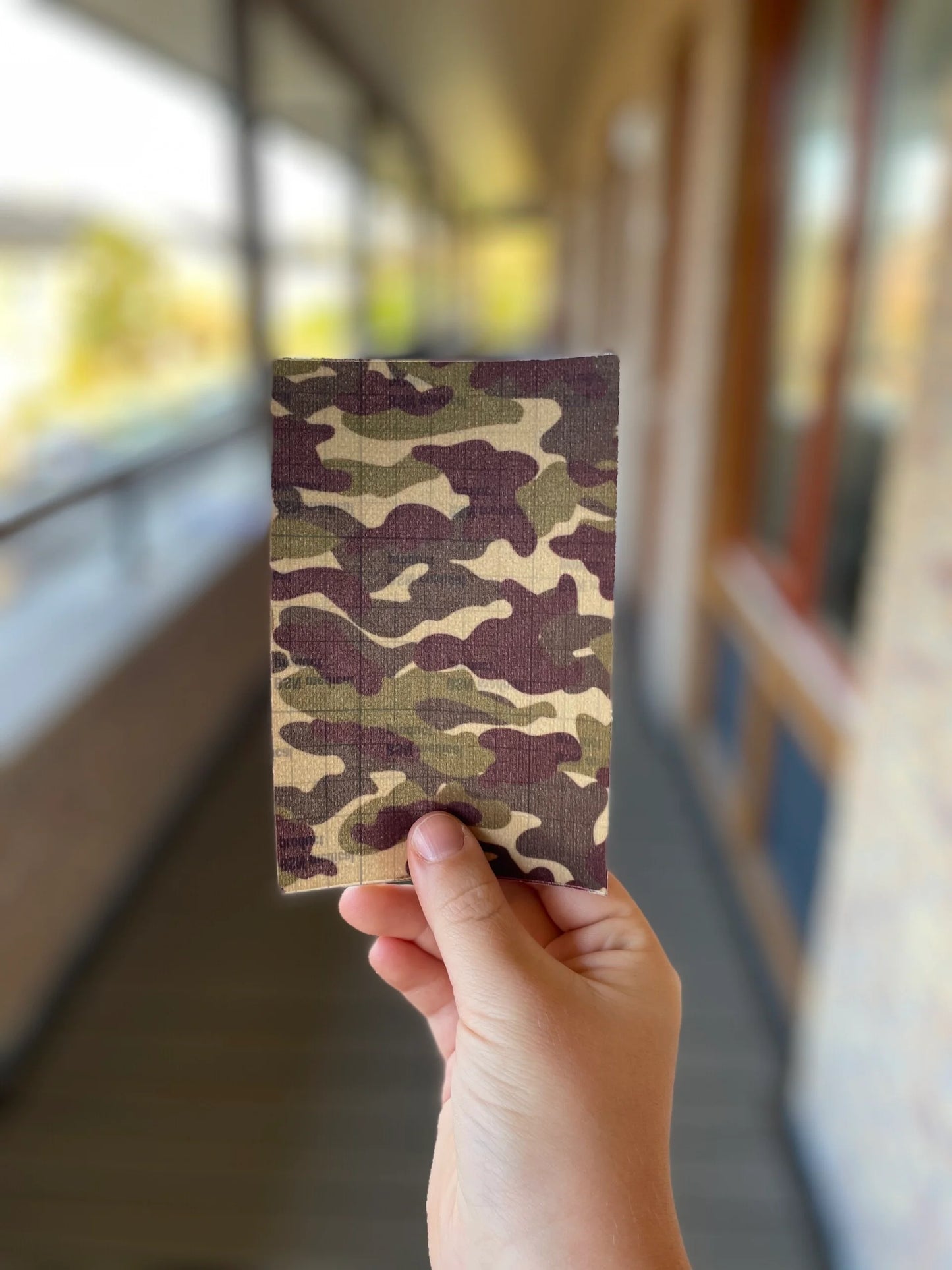 Pansement sonde, imprimé camouflage.