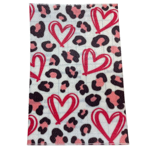 Sonde pleister, panterprint met hartjes roze.