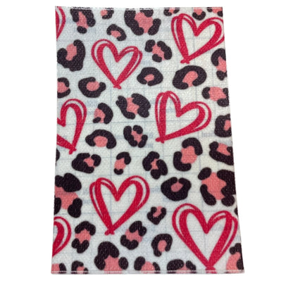 Sonde pleister, panterprint met hartjes roze.